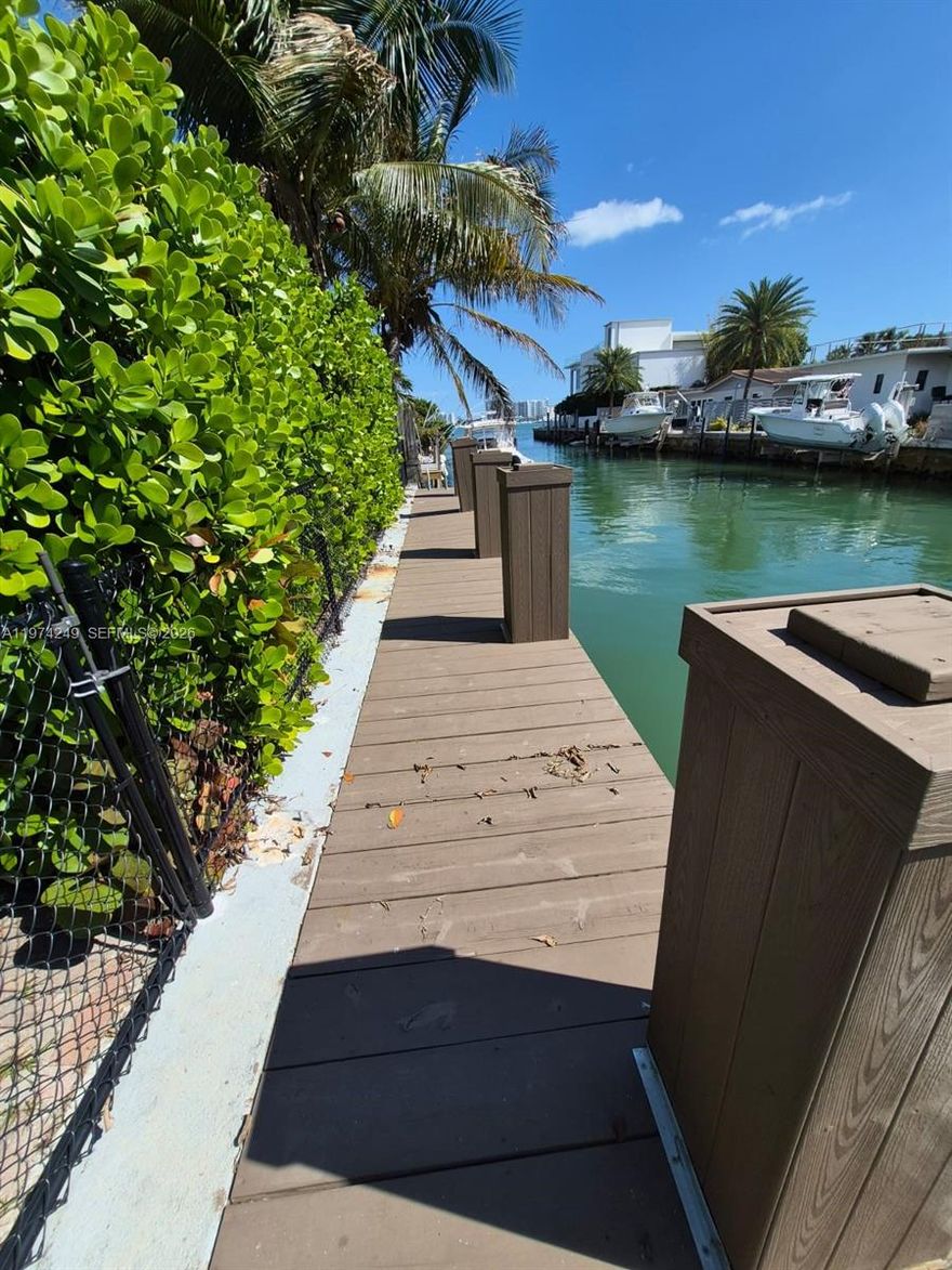 Beautiful waterfront home 3 bedrooms, 3 baths. 50´Dock ft. No bridges to the bay, full ocean access. Easy to show