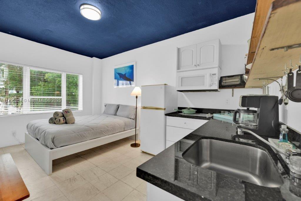 255 W 24th St 302