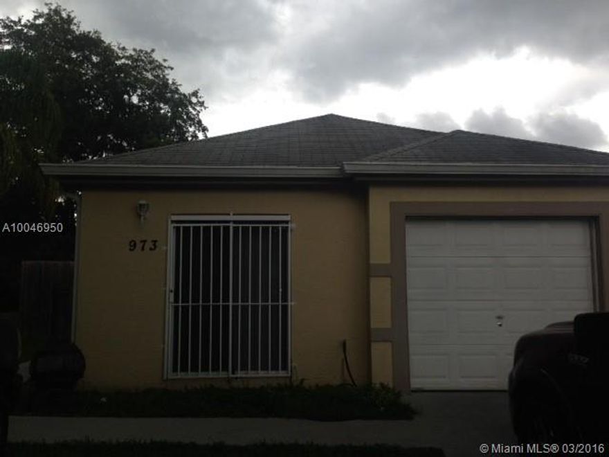 Cozy 3 bed, 2 bath Single Family Home no HOA, Tile floors throughout, big fenced in Yard to entertain your guests, nice size kitchen, spacious rooms and a 1 car garage. Perfect for a First time buyer or Investor. A truly must see, Call Today to make appt.