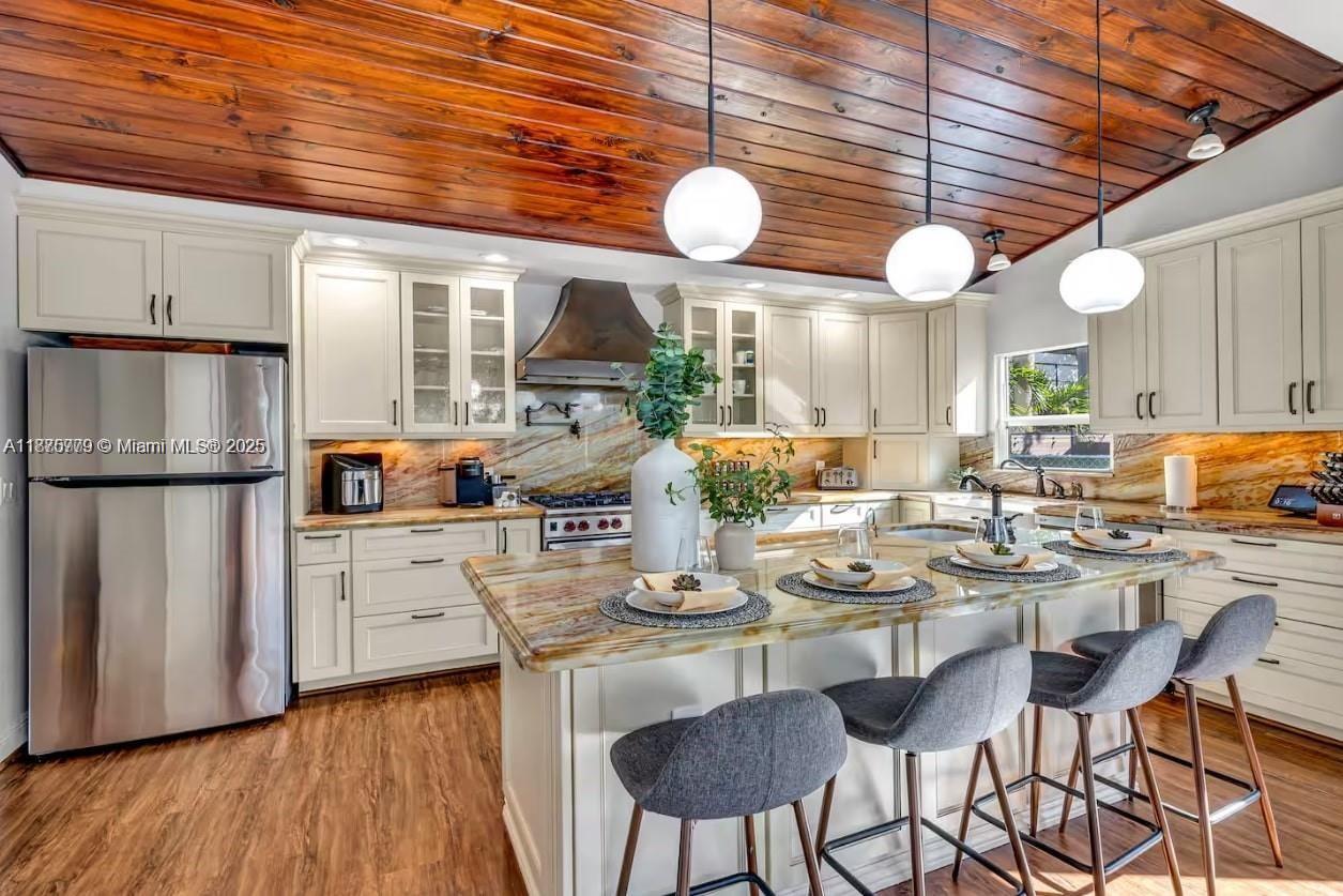 BEVERLY HEIGHTS - Residential Lease