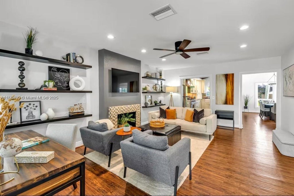 Photo of 110 SE 11th Ave, Fort Lauderdale, FL 33301 (MLS # A11875779)