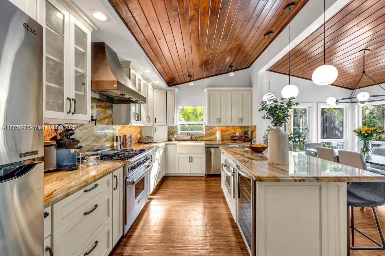 BEVERLY HEIGHTS - Residential Lease