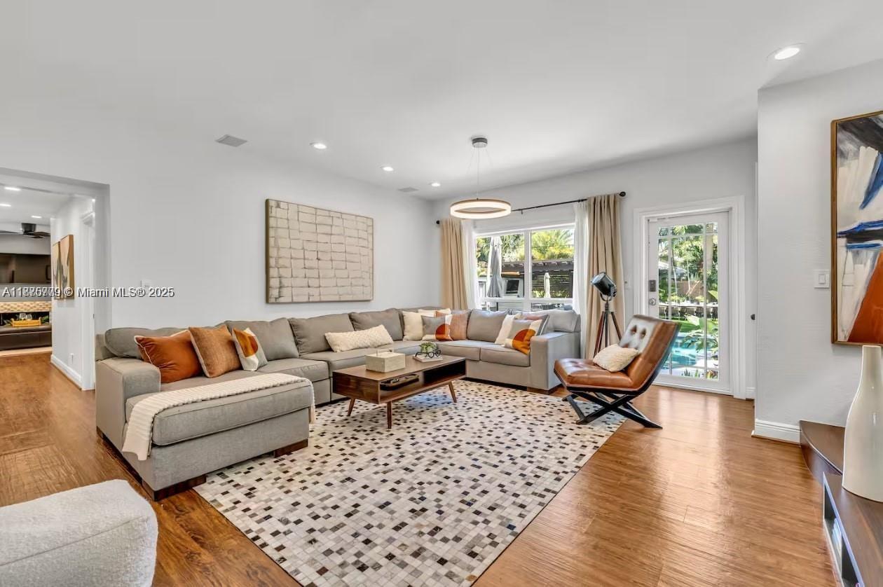 BEVERLY HEIGHTS - Residential Lease