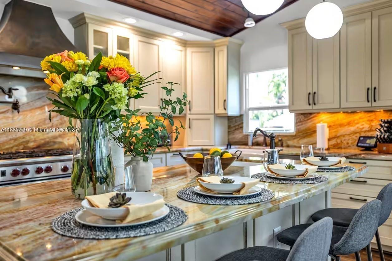 BEVERLY HEIGHTS - Residential Lease