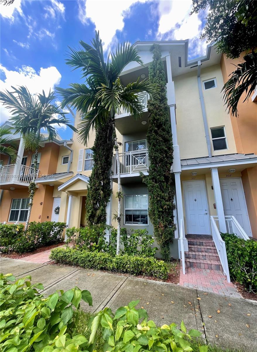 311 Sw 13th Ter 311, Fort Lauderdale, Broward County, Florida - 3 Bedrooms  
3 Bathrooms - 