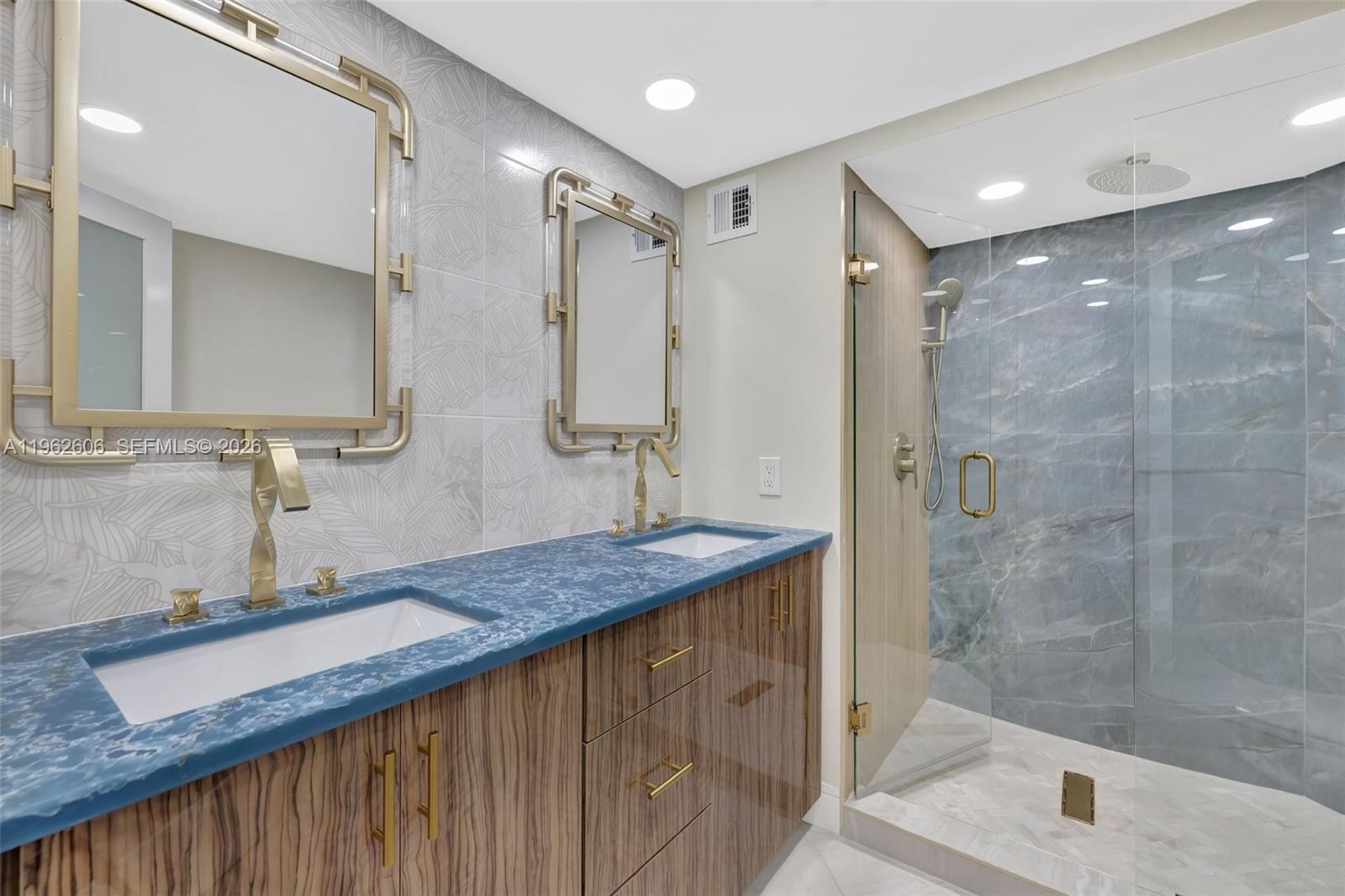 GALLEON CONDO - Residential