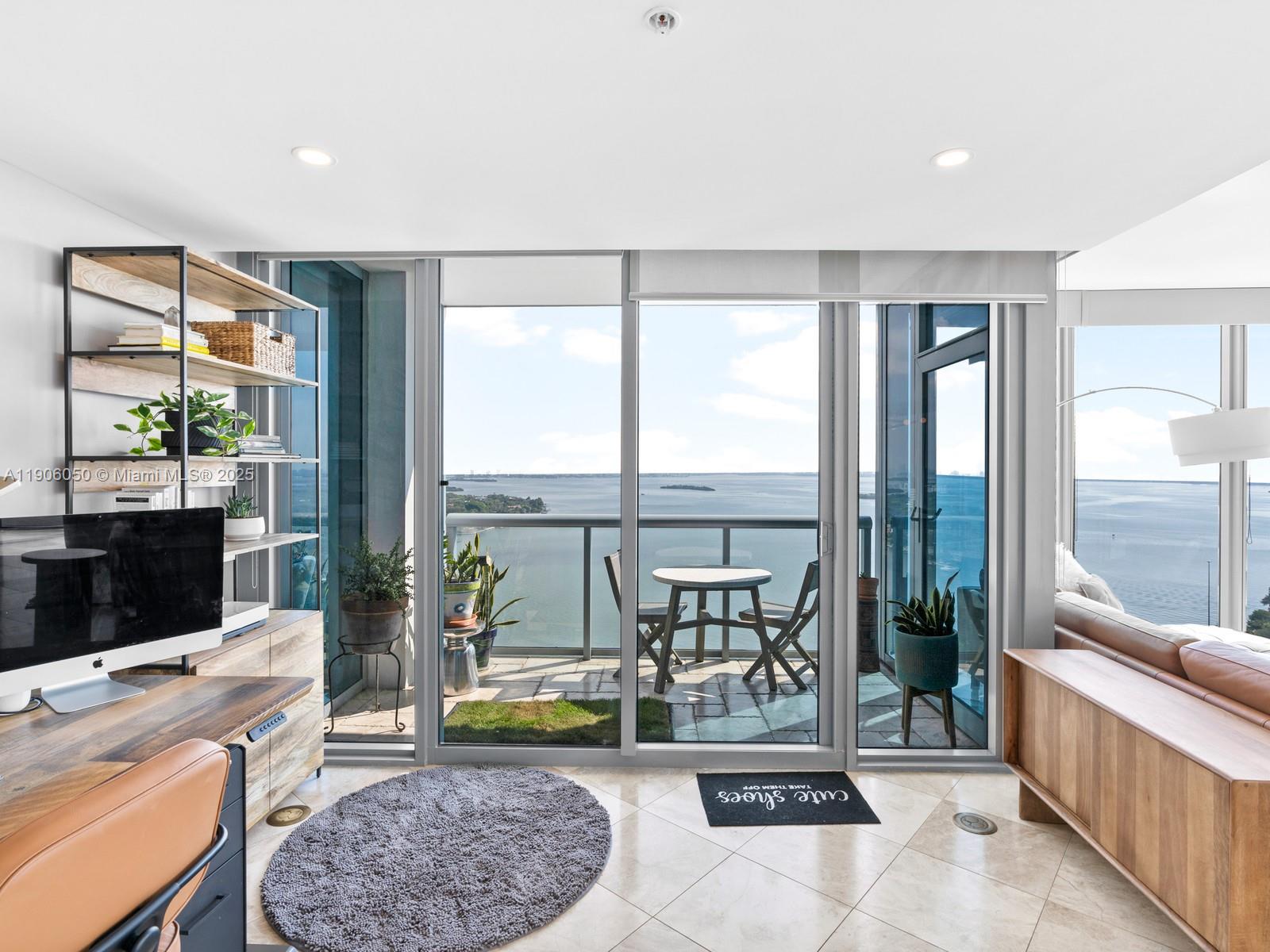 BLUE CONDO - Residential