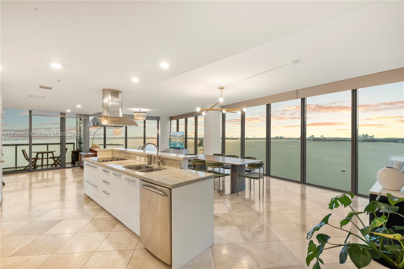 BLUE CONDO - Residential