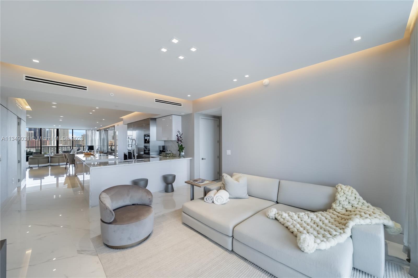 PRIVE CONDO - Residential