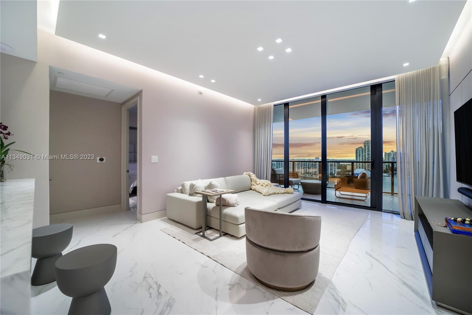 PRIVE CONDO - Residential