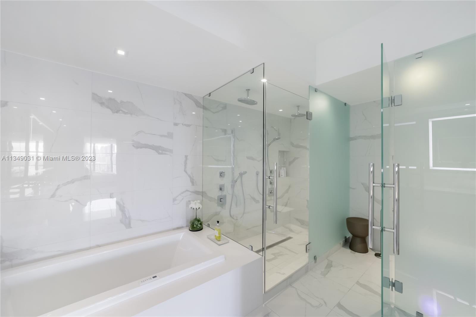 PRIVE CONDO - Residential