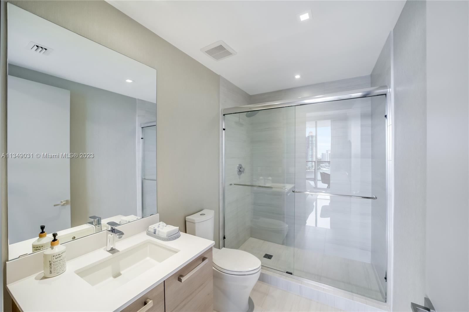 PRIVE CONDO - Residential