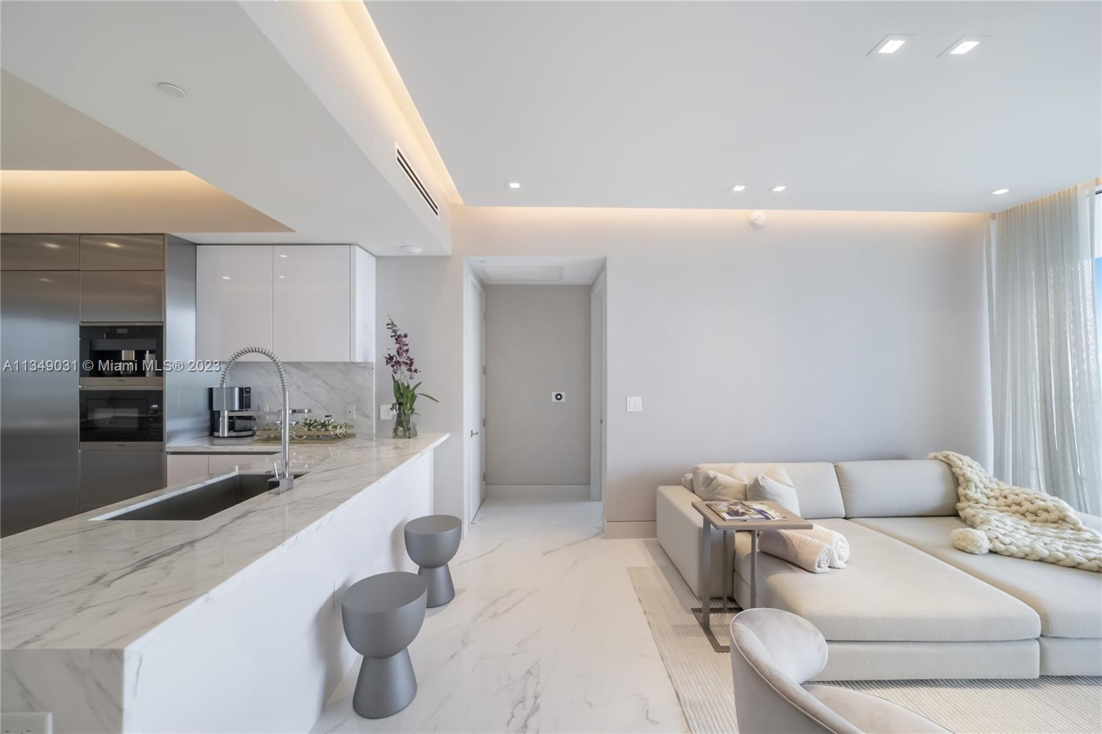 PRIVE CONDO - Residential