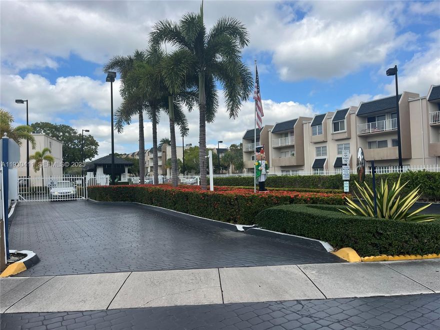 KINGS CREEK SOUTHCOMMUNITY. 2 /2 IN GATED COMMUNITY.CLOSE TO HOSPITAL, DADELAND,  PALMETTO EXPRESS WAY US1 AND METRO RAIL.  AC IS LESS THAN 6 YEARS  OL;D  PRICED TO SELL VERY QUICKLY