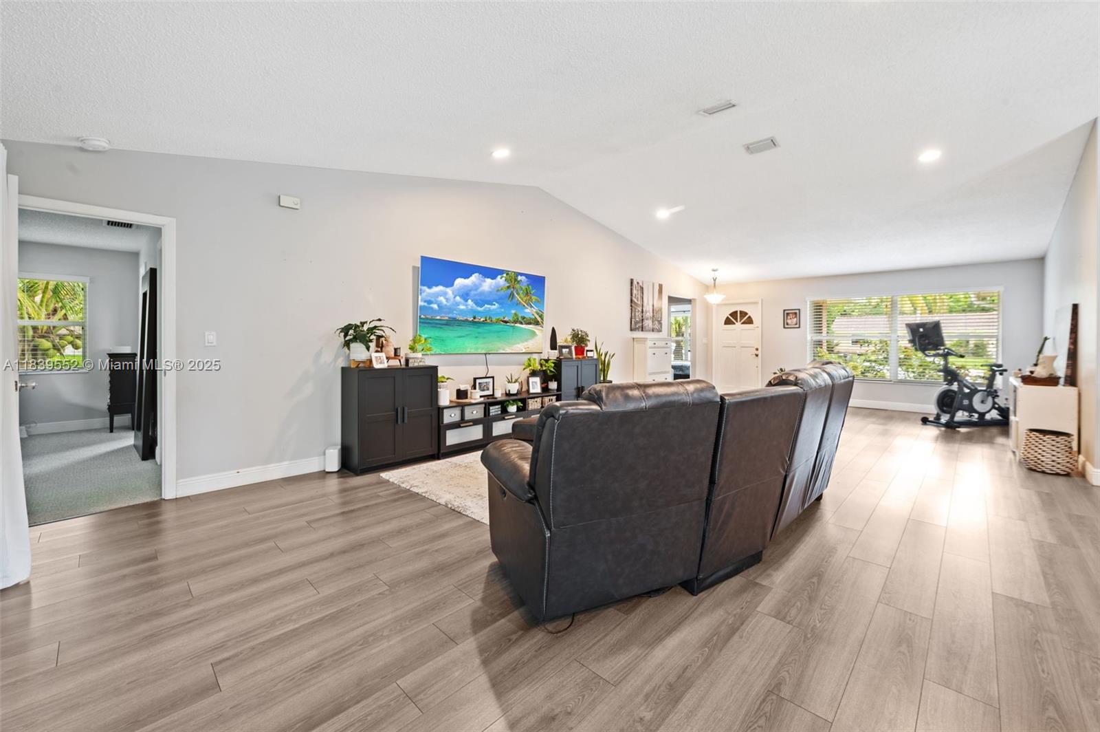 2250 NW 41st Ave, Coconut Creek, FL, 33066/$639,000 4 2250 NW 41st Ave