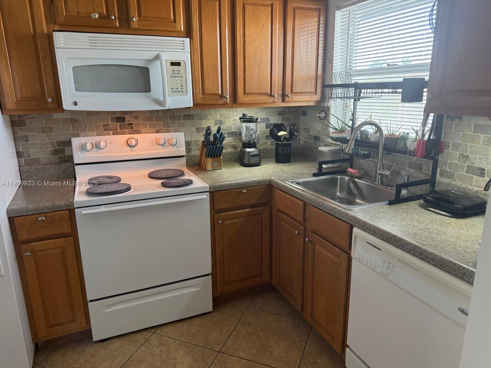 SUNRISE LAKES 57 CONDO - Residential Lease