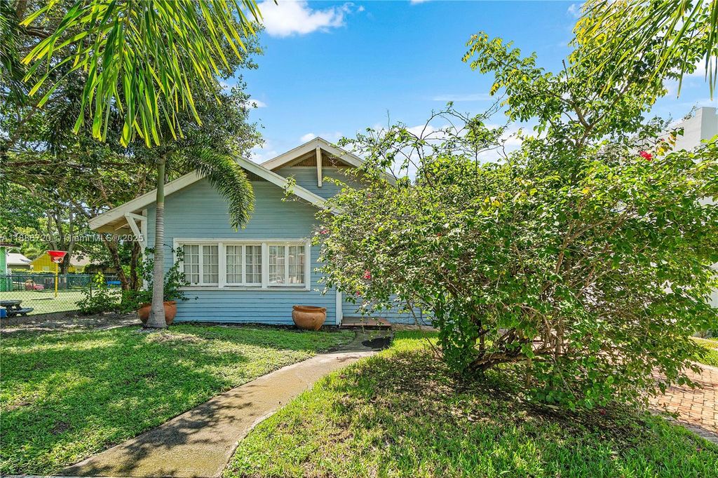 Photo of 728 Newark St, West Palm Beach, FL 33401 (MLS # A11886720)