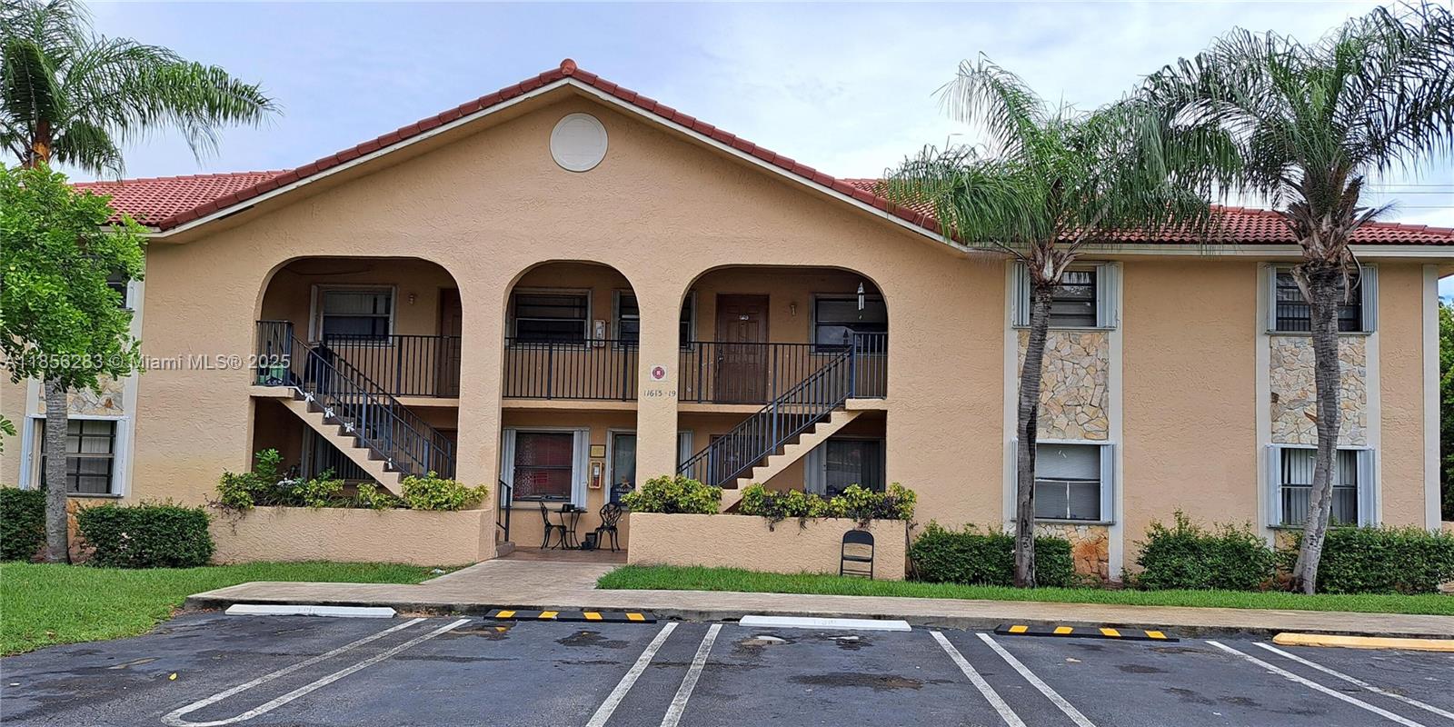 Spacious 4/2 for rent at second floor of a 4-Plex in Coral Springs, No HOA, quick approval, new paint, new kitchen with granite countertop, tiles all the rooms. Washer/dryer in the unit, accordion hurricane shutters, 1550 SF under air, vault ceiling. Water is included.