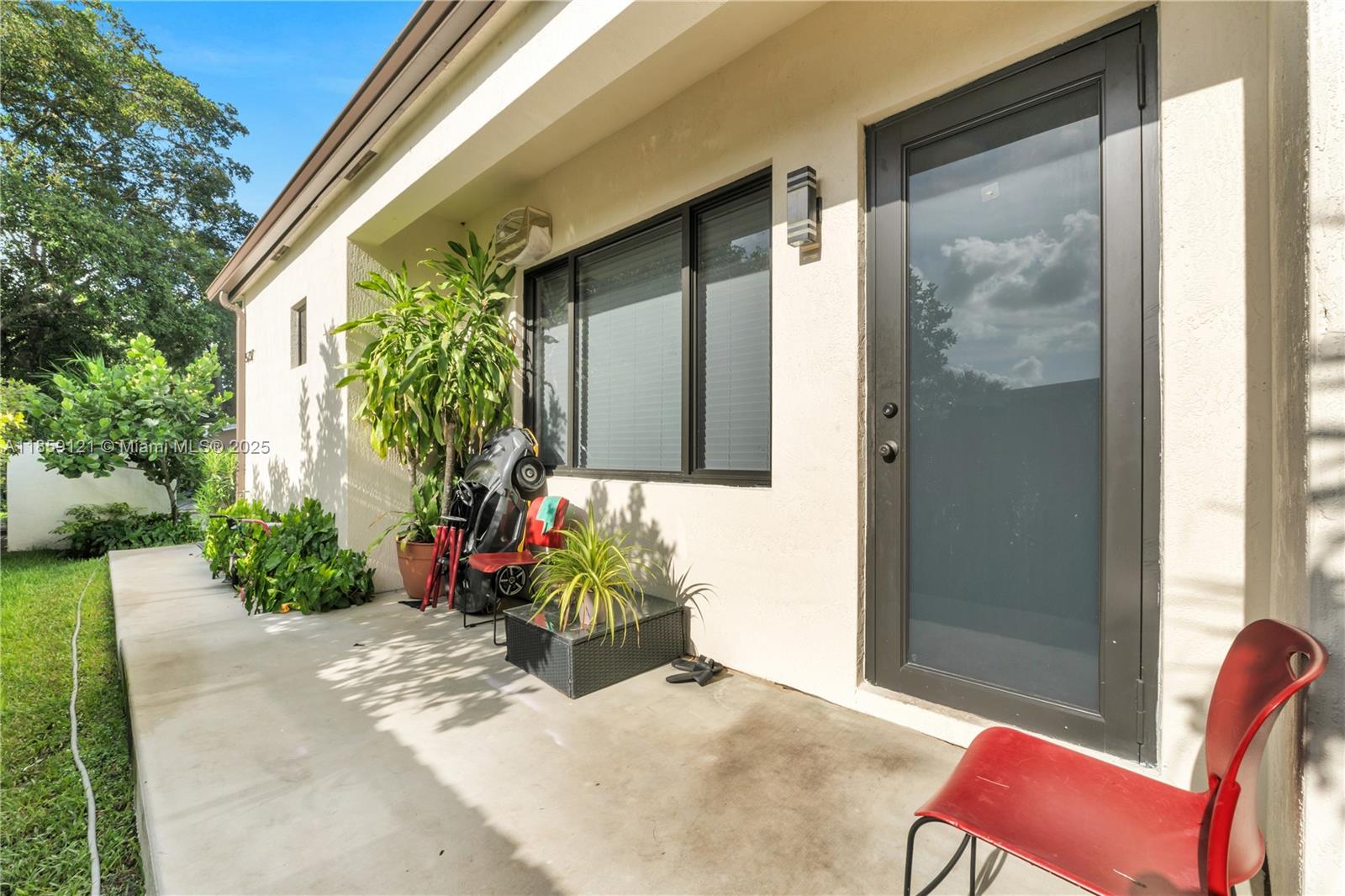 HOLLYWOOD COUNTRY ESTATES - Residential Income