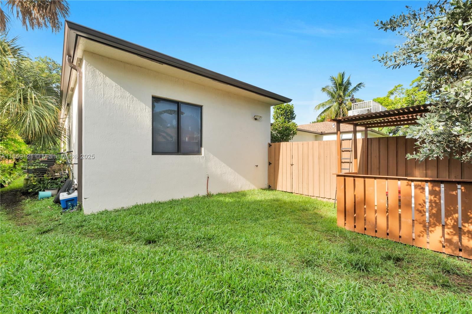 HOLLYWOOD COUNTRY ESTATES - Residential Income