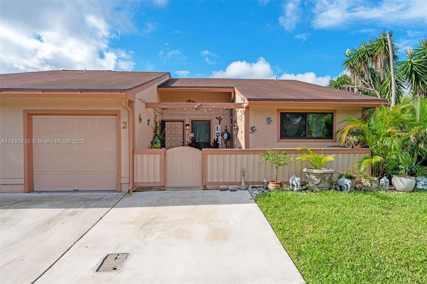 Beautiful Corner Villa in Boynton Beach!
Discover this charming 2 bedroom PLUS spacious air-conditioned Florida room, renovated bathrooms, and a stunning modern kitchen with sleek finishes. Bright, open, and move-in ready—this home offers comfort and style in a prime Boynton Beach location close to shops, dining, and major highways.