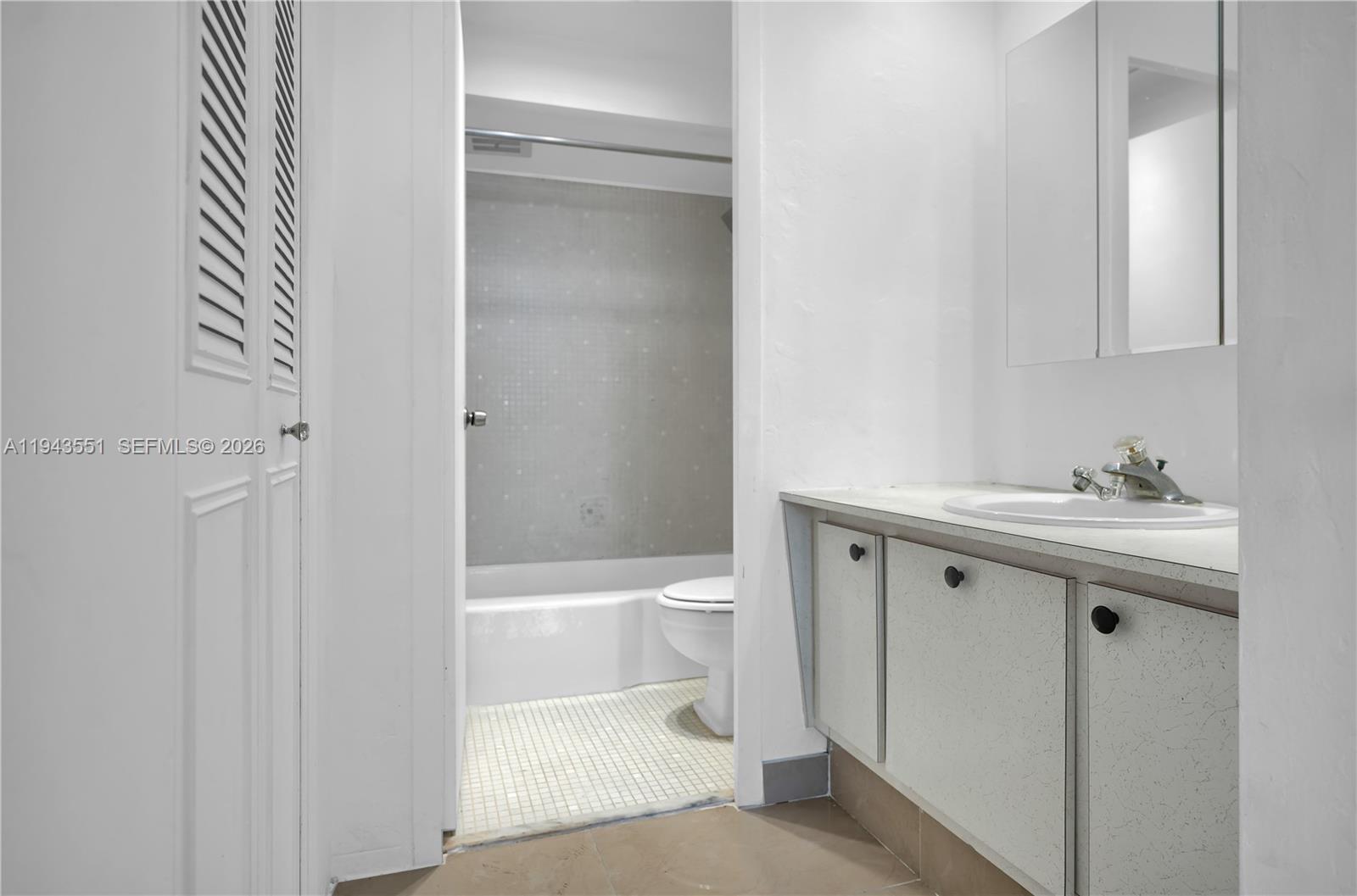 HOLLYWOOD TOWERS CONDO - Residential