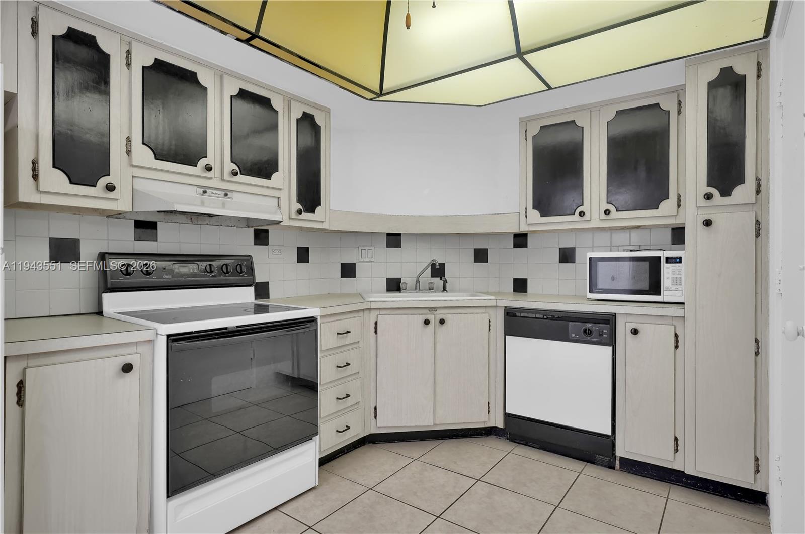 HOLLYWOOD TOWERS CONDO - Residential