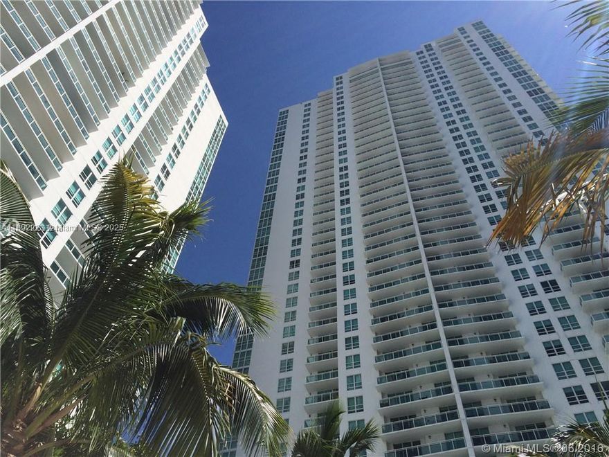 Beautiful corner unit 2 beds 2 baths. close to restaurants, Brickell City Center, Banks and Miami International Airport. come and see it!!
