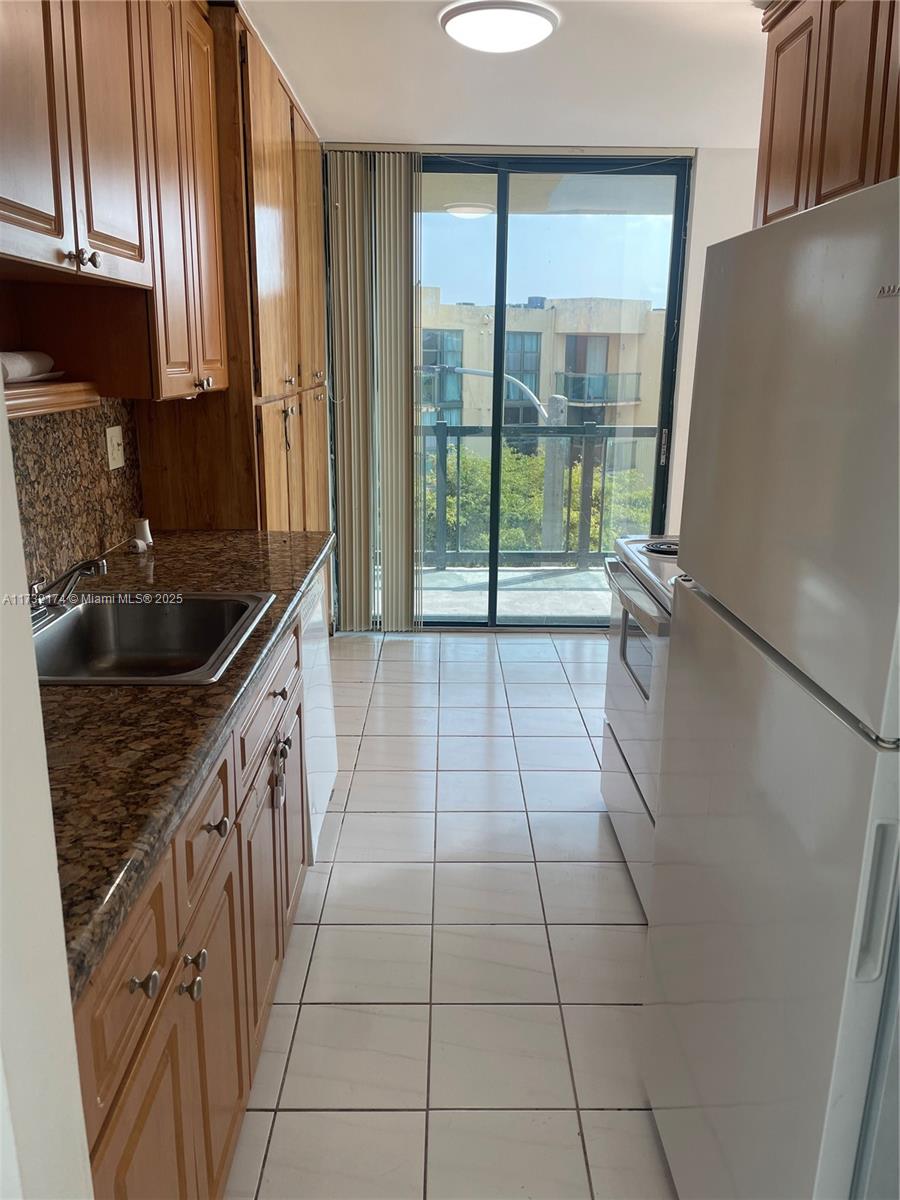 4 beds, 2 full bathrooms Apartment in International Park I Condo. The apartment is vacant and ready for its new owner. Community with a pool and a clubhouse. Close to Florida International University, great schools, hospitals, shopping, and major expressways. The seller will pay the existing assessment in full at closing.