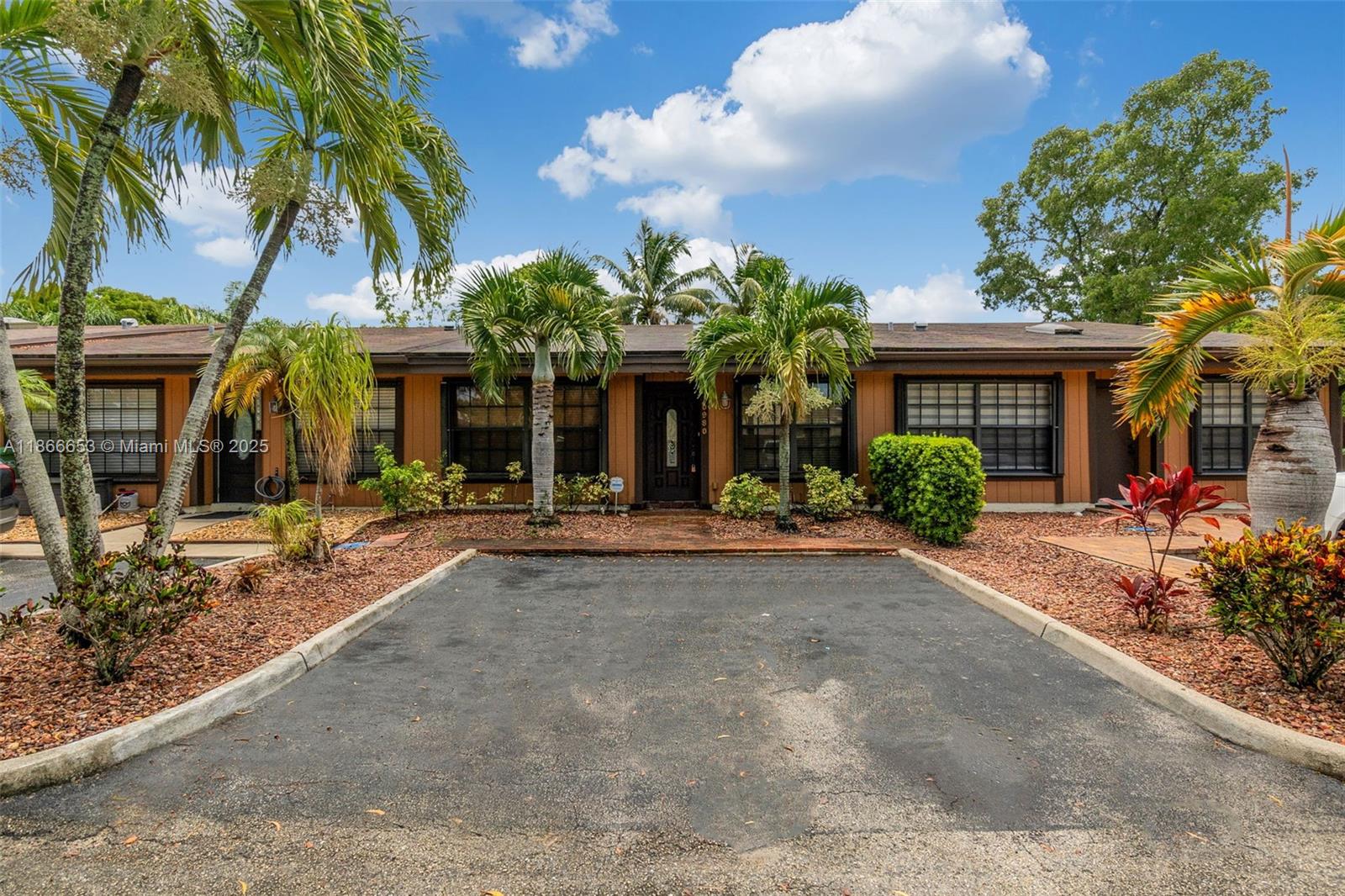 Ideal 2/2 townhome in Pembroke Gardens with stunning lake views. Each room features a spacious walk-in closet. This prime location includes a walking path and is conveniently close to shopping and top-rated schools.