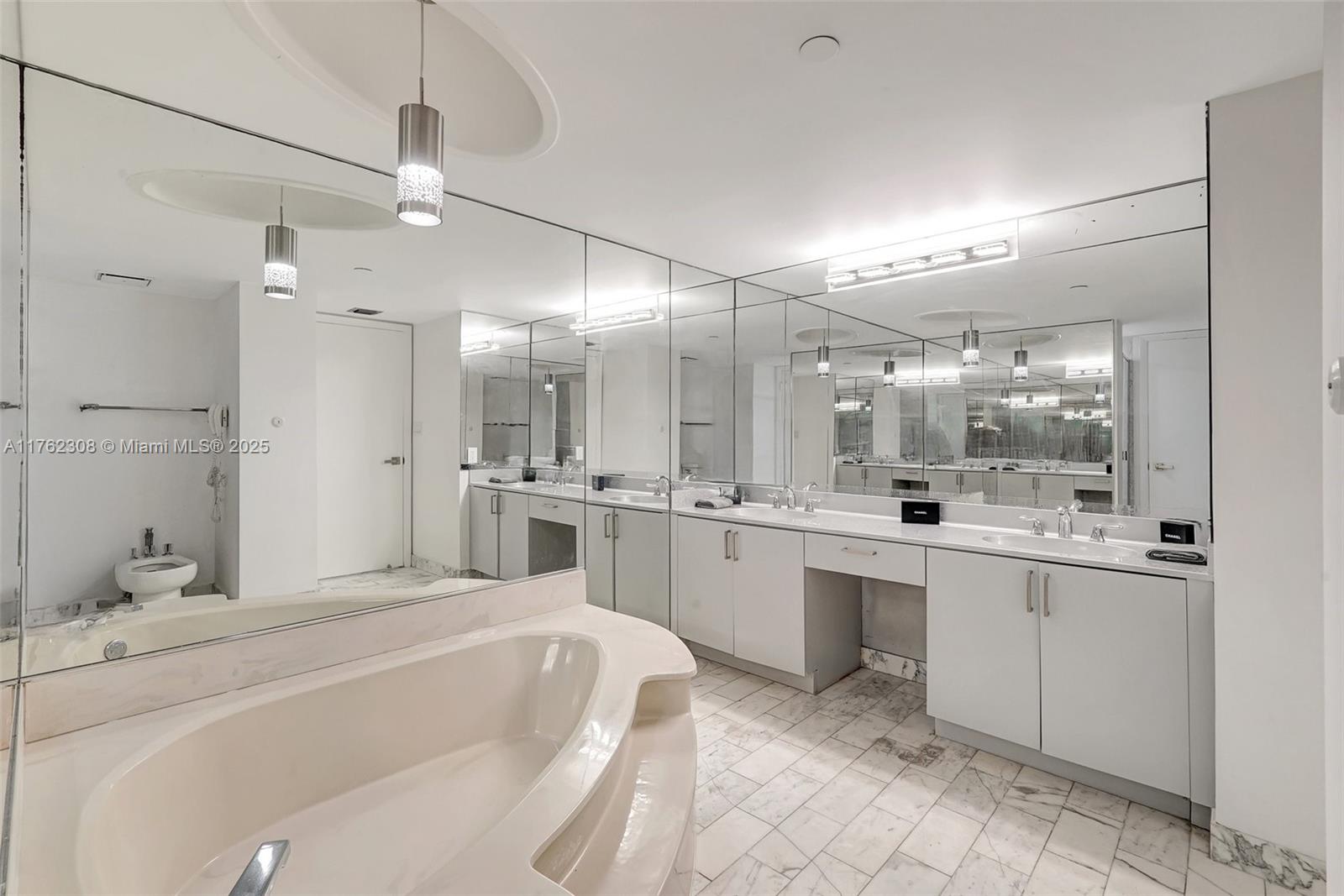 THE TOWERS OF QUAYSIDE CO - Residential