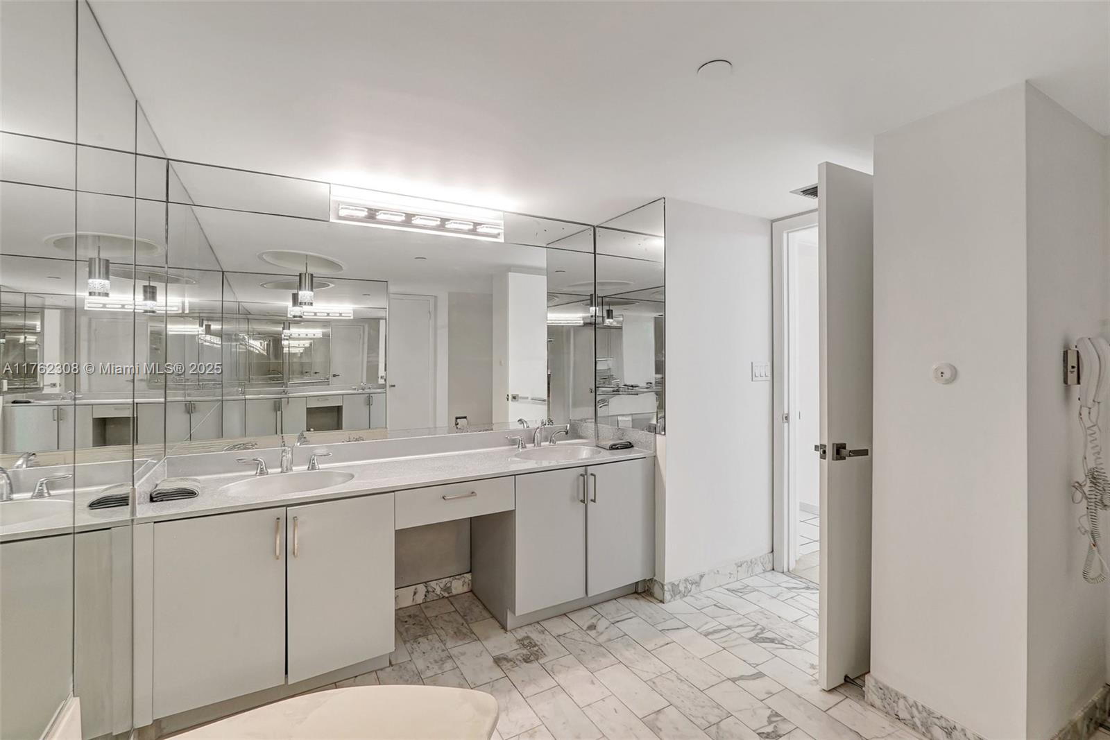 THE TOWERS OF QUAYSIDE CO - Residential