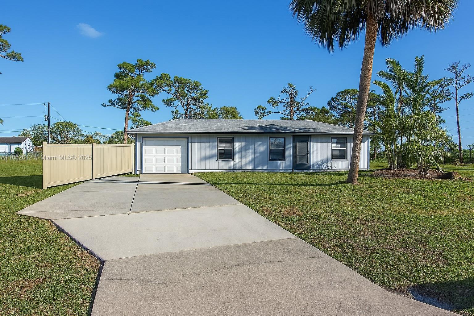 Spacious 3 Bed / 2 Bath corner-lot home with garage, open kitchen, large living room, and covered patio. Fenced backyard. Located in a quiet, family-friendly neighborhood.
Fences in the process on been installed.
