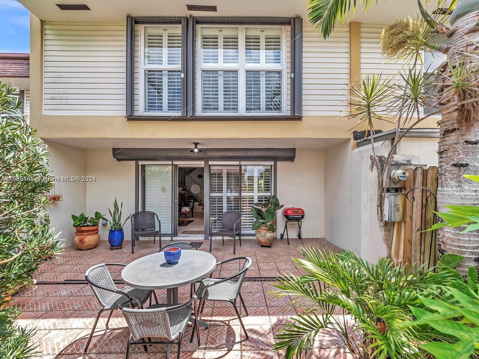 HOLLYWOOD GARDENS 1 CONDO - Residential