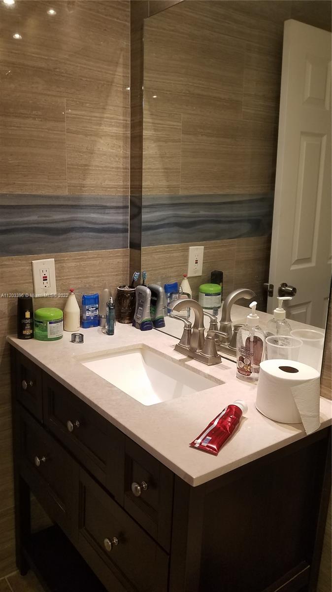 LAGUNA POINTE AT CALIF CL - Residential Lease