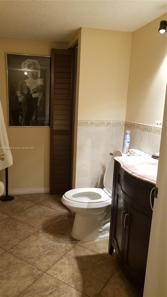 LAGUNA POINTE AT CALIF CL - Residential Lease