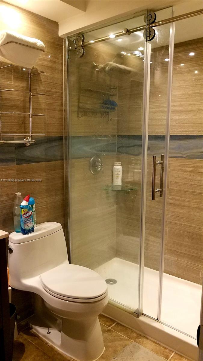 LAGUNA POINTE AT CALIF CL - Residential Lease