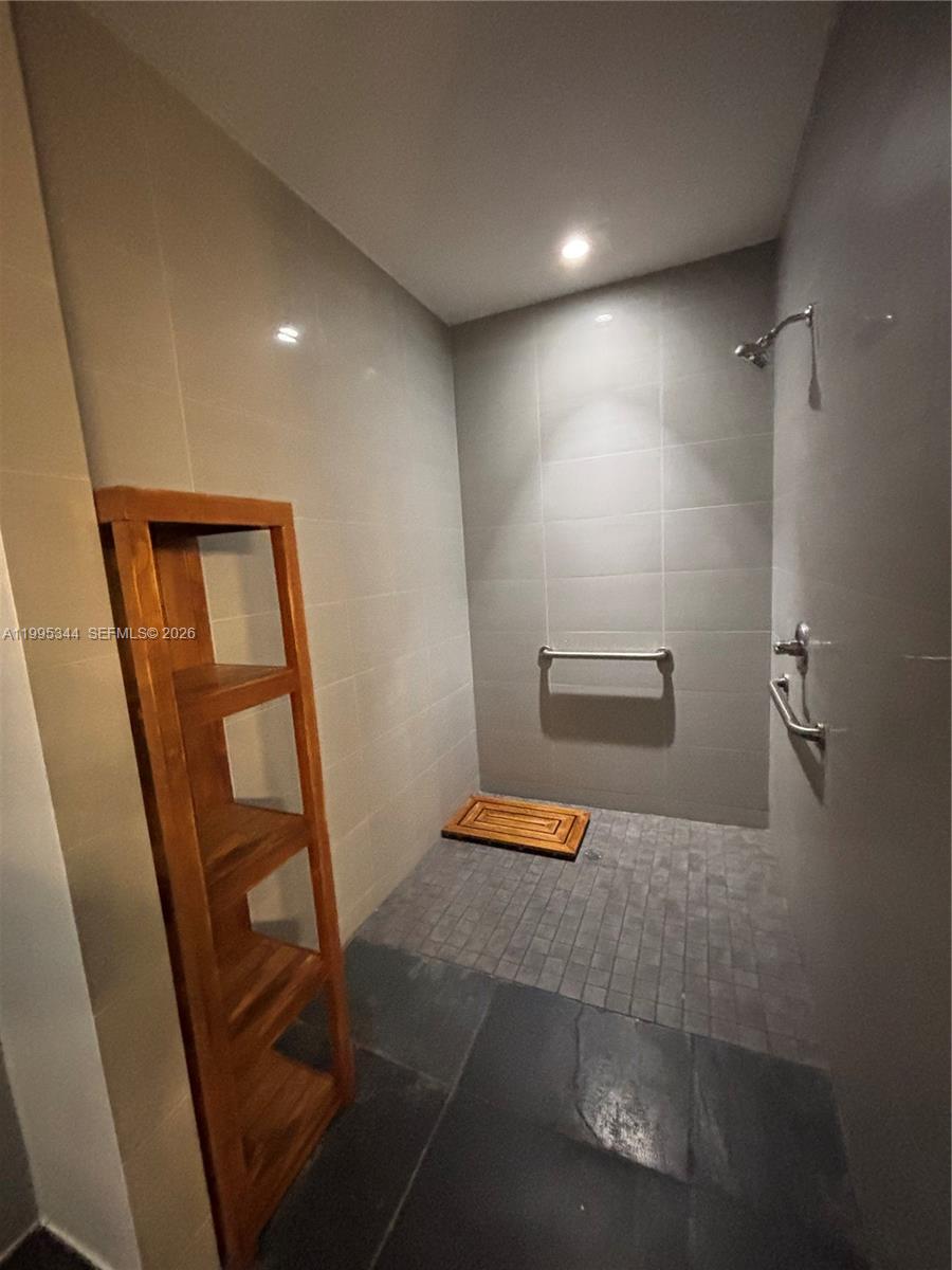 THE LOFT DOWNTOWN II COND - Residential Lease