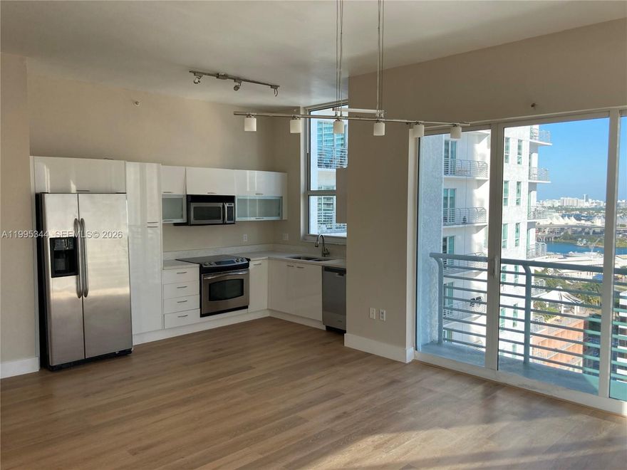 Stunning Corner 2BR/2BA in Downtown Miami! Spacious and bright with 10-ft ceilings and beautiful city views. Both bedrooms are fully enclosed for privacy. Features include a modern Italian kitchen with stainless steel appliances, in-unit washer/dryer, and laminate wood floors throughout. Full-service building with rooftop pool, lap pool, gym, sauna, jacuzzi, clubroom, concierge, and 24-hour security. Prime location within walking distance to Brickell, Bayside, Miami Dade College, shopping, dining, and more.