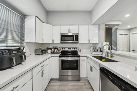 380 NW 20th St 8 Miami FL 33127