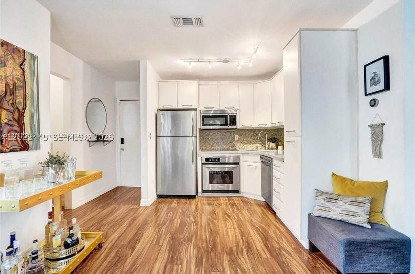 1337 Euclid Ave 206