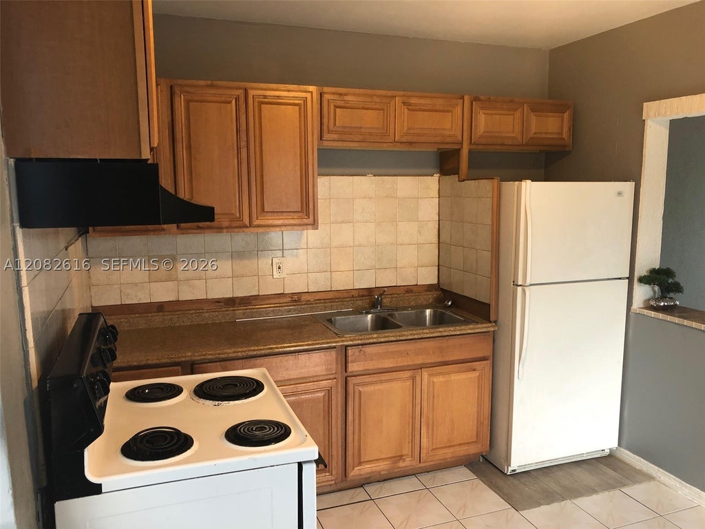 Photo of 725 SW 8th Ave #A, Hallandale Beach, FL 33009 (MLS # A12082616)