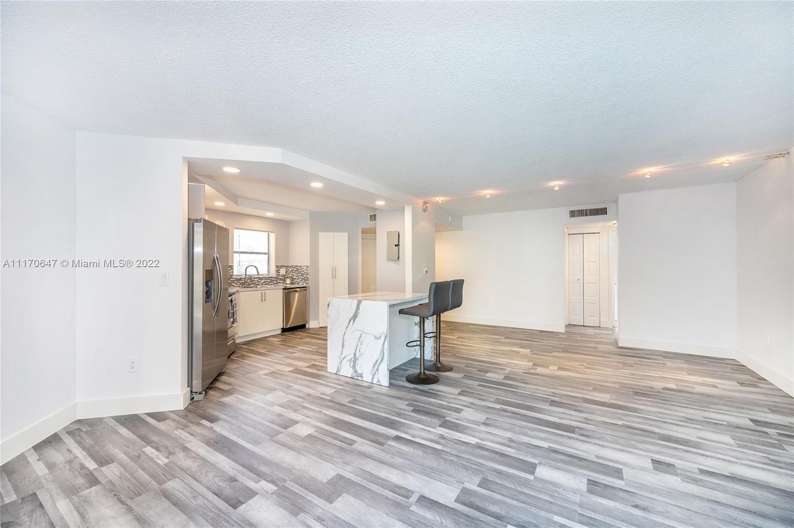 PLANTATION CLUB B CONDO - Residential