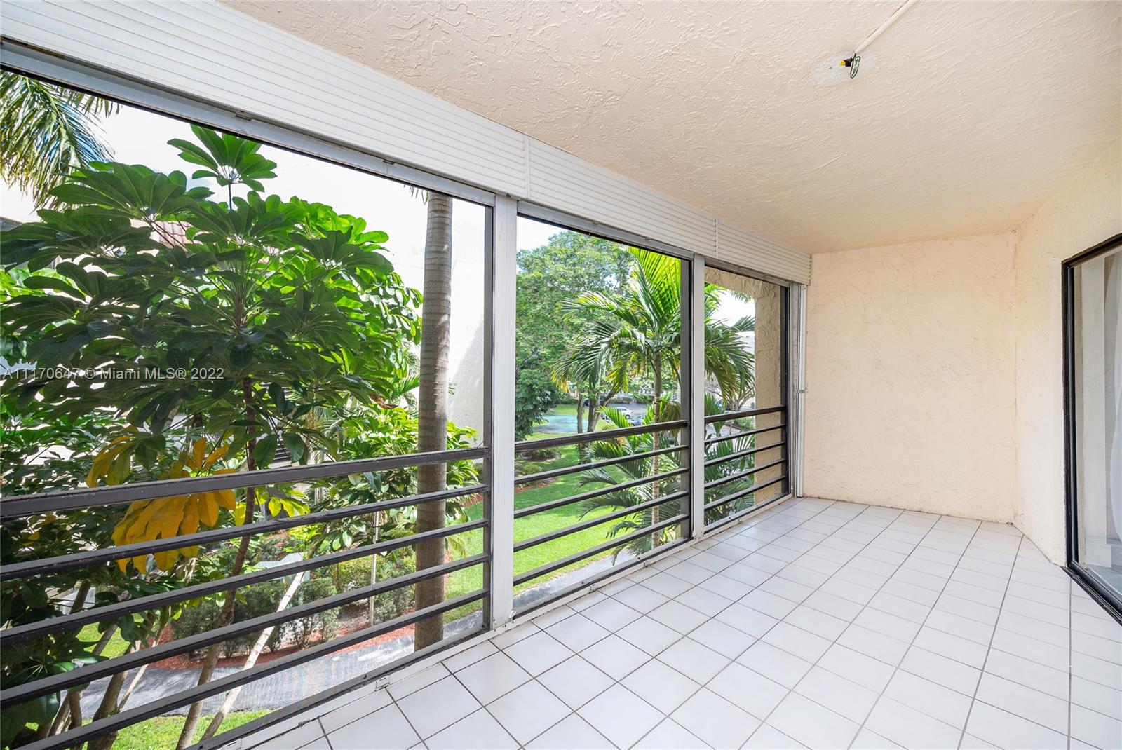 PLANTATION CLUB B CONDO - Residential