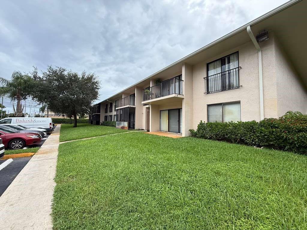 GREAT APARTMENT FOR SALE IN HOLLYWOOD, GREAT CONDO UNIT 1 BED 1 BATH, WASHER AND DRYER IN THE UNIT ! 1 PARKING SPACE , COMMUNITY HAS POOL. GARGEN VIEW , PERFECT FOR INVESTORS UNIT IS RENTED $1670 UNTIL MAY 2026. SEND OFFER!