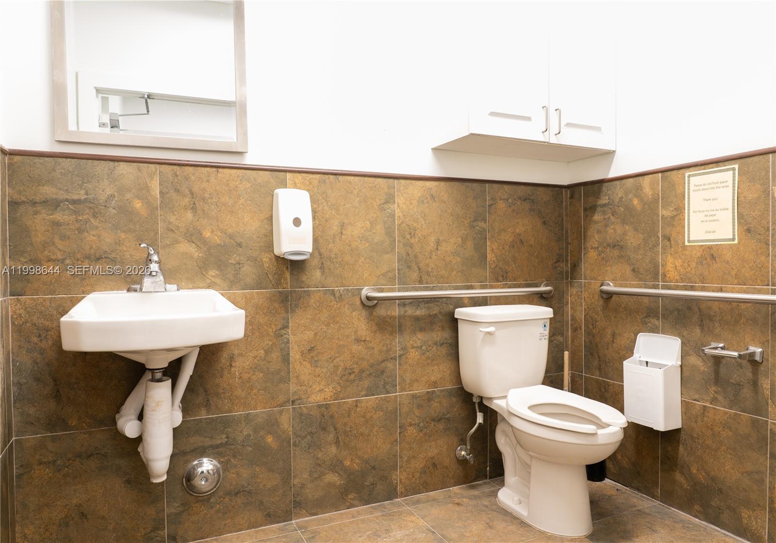 Main image without alt text