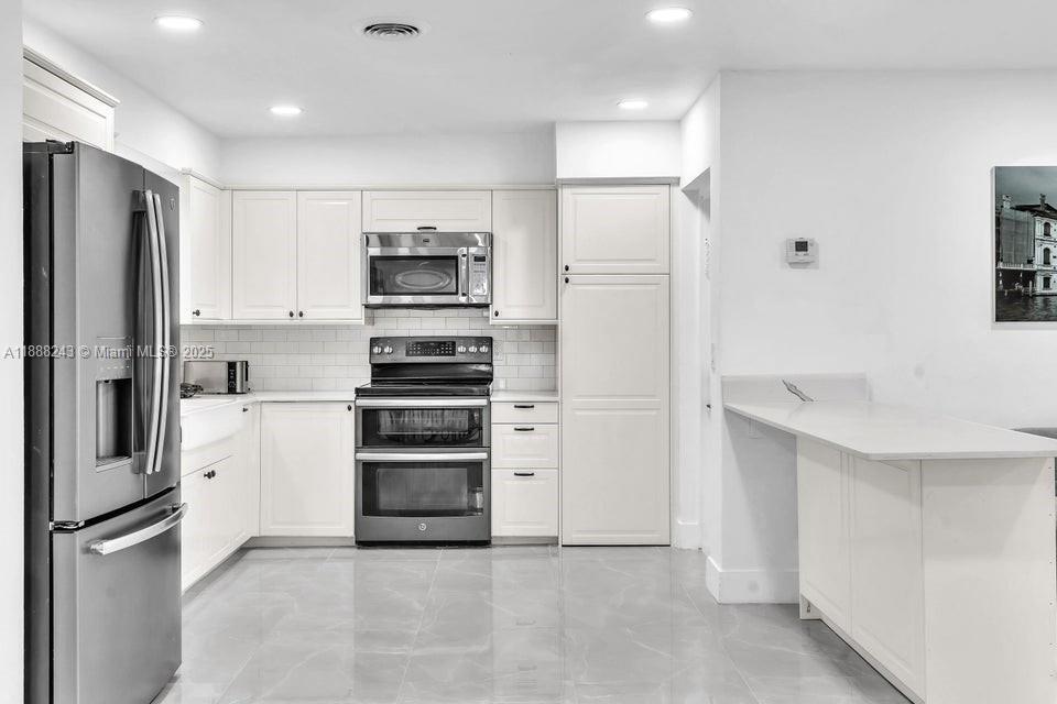 FLAMINGO MANORS - Residential Lease