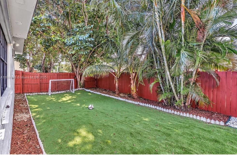 FLAMINGO MANORS - Residential Lease