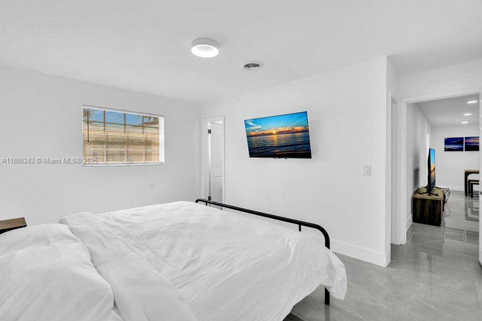 FLAMINGO MANORS - Residential Lease