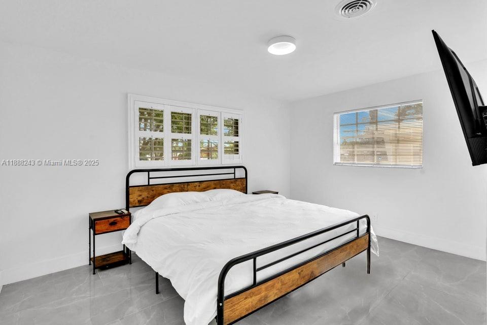 FLAMINGO MANORS - Residential Lease